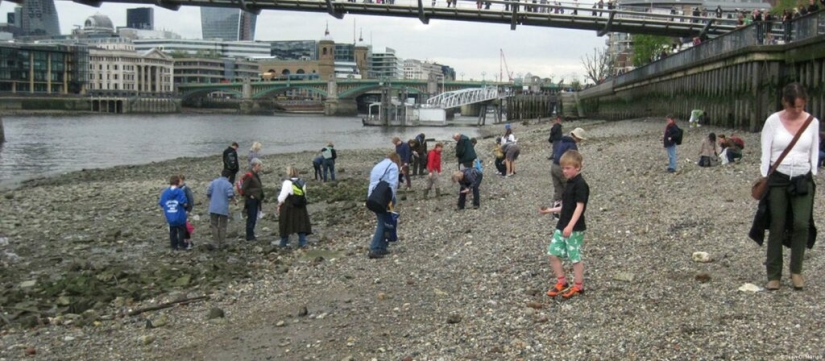 Who are madlarks and what do they look for in the mud on the banks of the Thames?