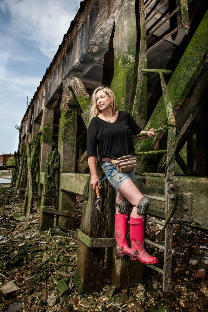 Who are madlarks and what do they look for in the mud on the banks of the Thames?