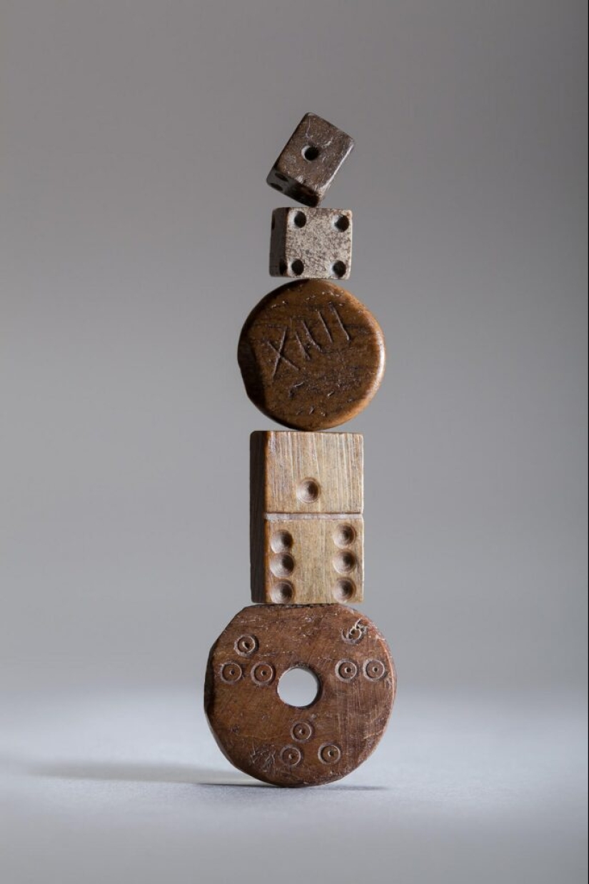 Who are madlarks and what do they look for in the mud on the banks of the Thames?