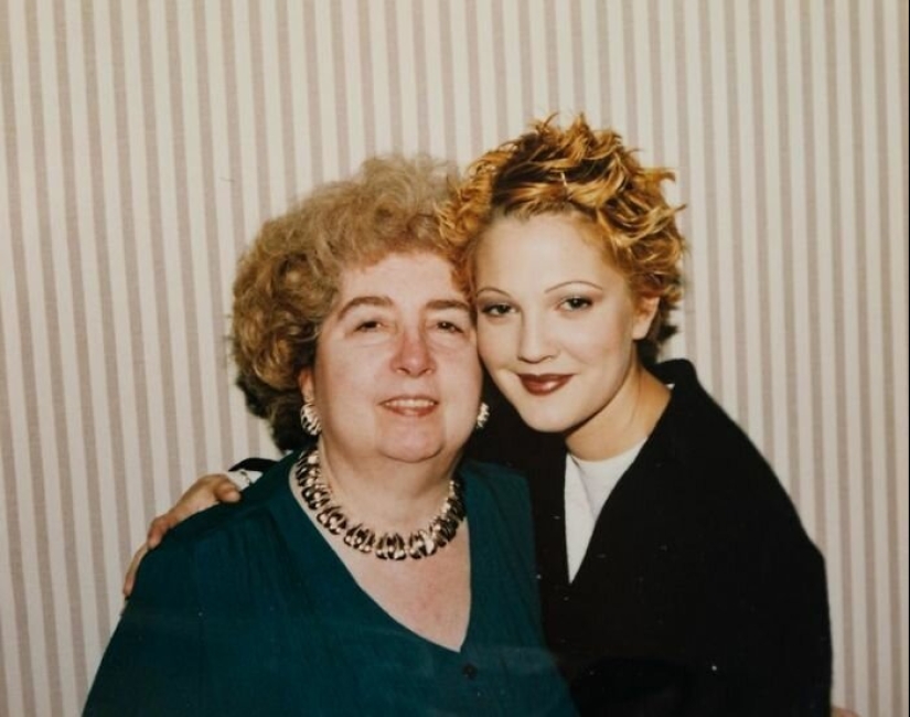 Who is this mystery lady that pose the brightest stars of Hollywood Who is this mystery lady that pose the brightest stars of Hollywood