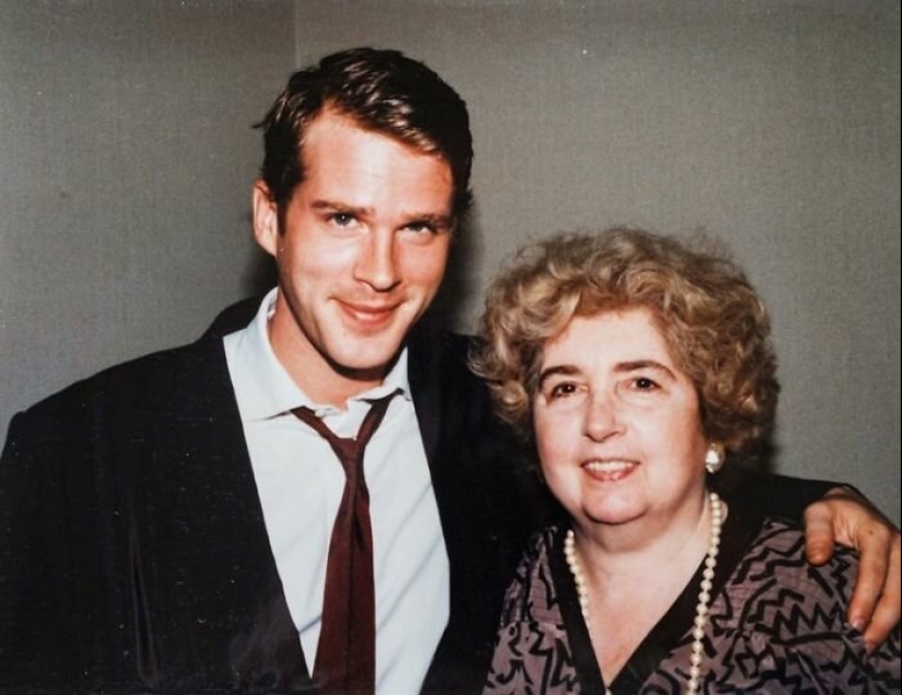 Who is this mystery lady that pose the brightest stars of Hollywood Who is this mystery lady that pose the brightest stars of Hollywood