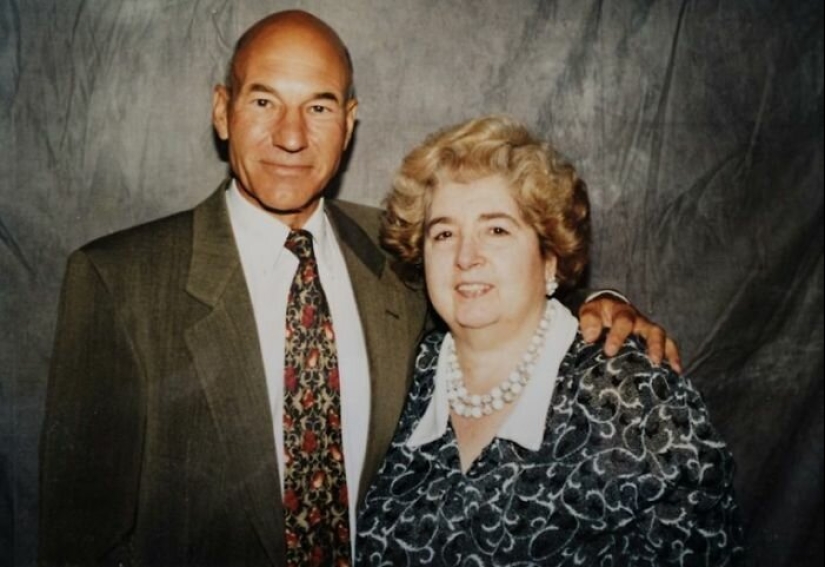 Who is this mystery lady that pose the brightest stars of Hollywood Who is this mystery lady that pose the brightest stars of Hollywood