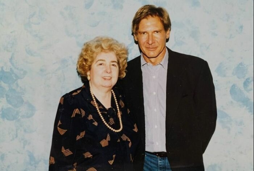 Who is this mystery lady that pose the brightest stars of Hollywood Who is this mystery lady that pose the brightest stars of Hollywood