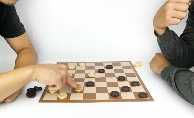 Why are taxis all over the world marked with checkers? Why are taxis all over the world marked with checkers?