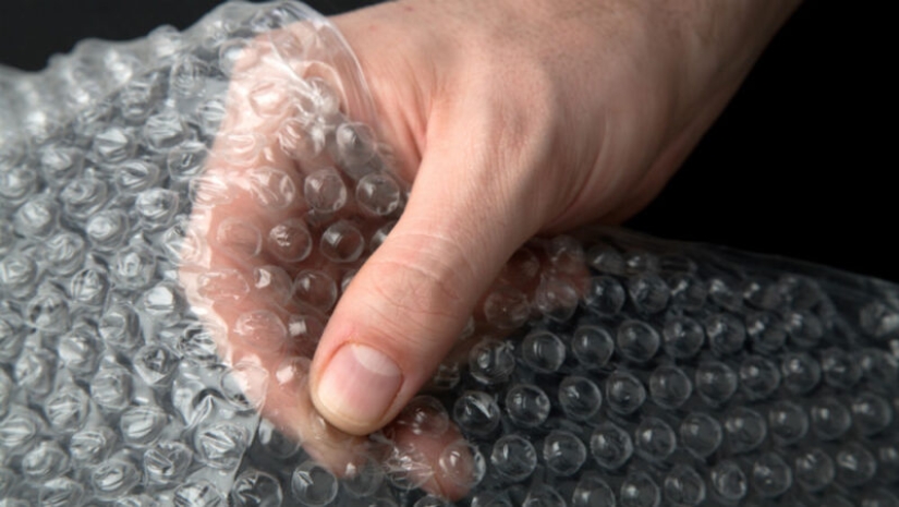 Why do they seal windows with air bubble wrap in the USA? Why do they seal windows with air bubble wrap in the USA?