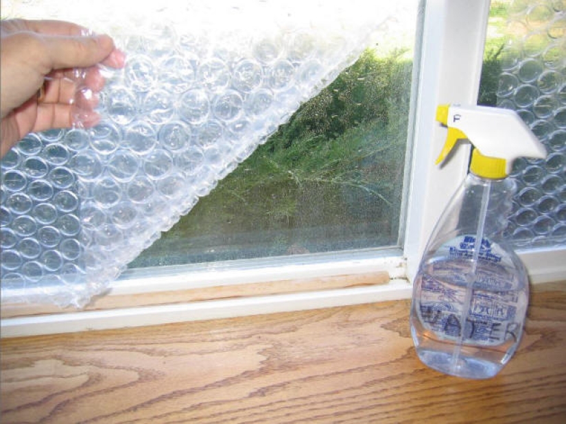 Why do they seal windows with air bubble wrap in the USA? Why do they seal windows with air bubble wrap in the USA?