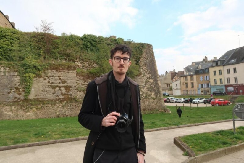 Why do you need facades without buildings, or the Ceremonial reality of Zachary Godrillo-Roy