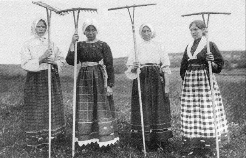 Why Don't People Smile in Old Photos? Why Don't People Smile in Old Photos?