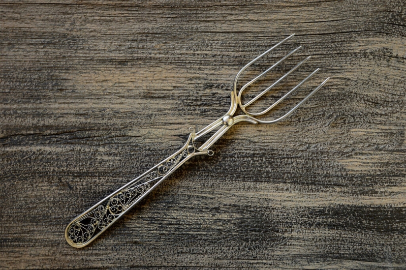 Why in the Middle Ages the church called the fork a "diabolical invention" Why in the Middle Ages the church called the fork a "diabolical invention"