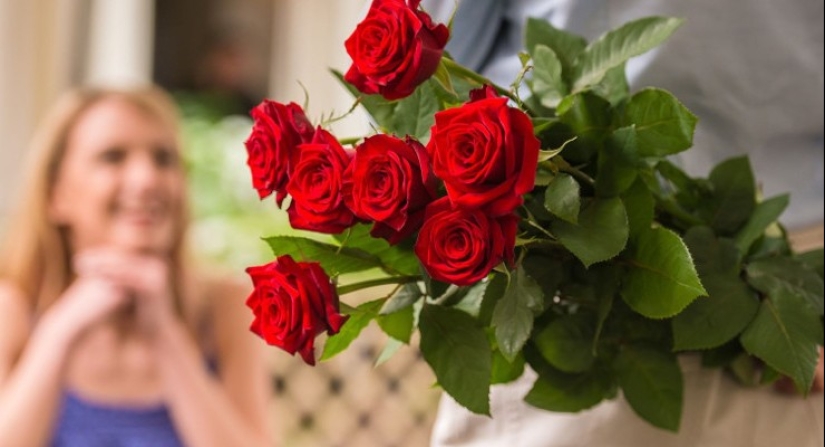 Why is it customary to give an odd number of flowers Why is it customary to give an odd number of flowers