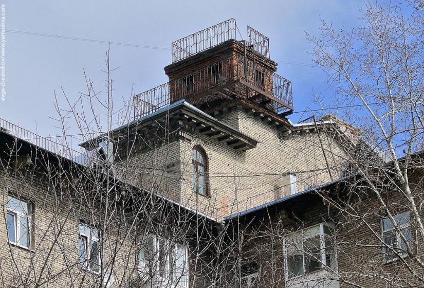 Why were small houses built on the roofs of "Stalinok" Why were small houses built on the roofs of "Stalinok"