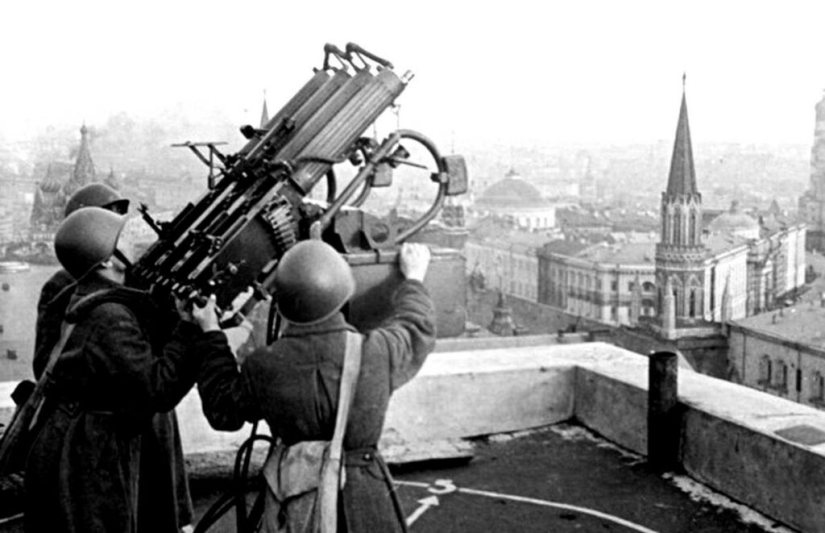 Why were small houses built on the roofs of "Stalinok" Why were small houses built on the roofs of "Stalinok"