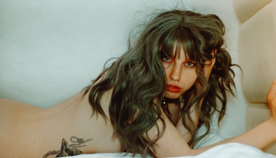 Women in daring portraits by Mark Olefirov