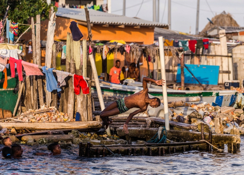 You give me a hairstyle, and I'll give you fish for lunch: how a thousand people get along on an island the size of a football field