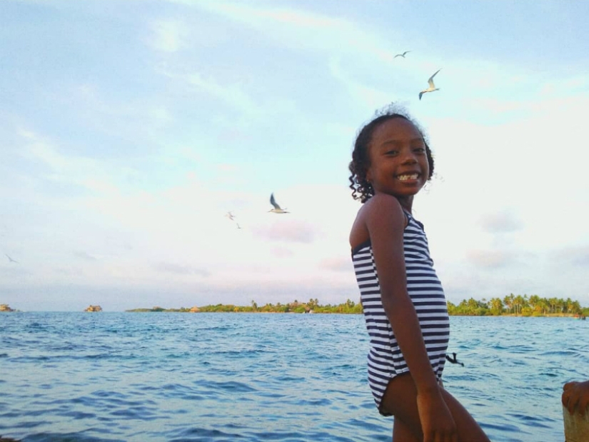 You give me a hairstyle, and I'll give you fish for lunch: how a thousand people get along on an island the size of a football field