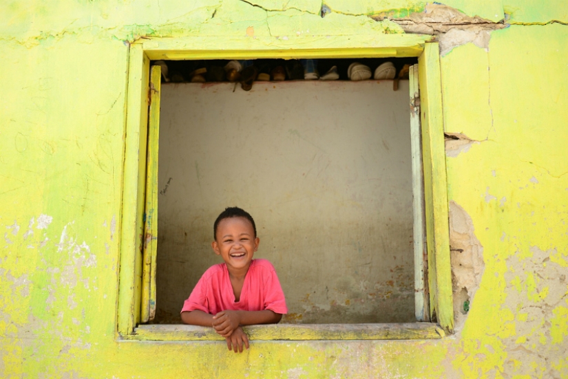 You give me a hairstyle, and I'll give you fish for lunch: how a thousand people get along on an island the size of a football field