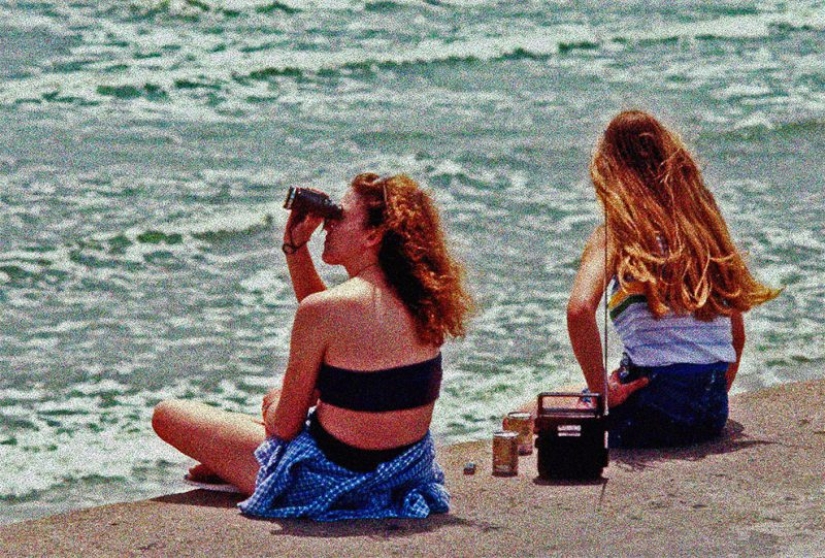 Young American women on the beaches of Texas in the 80s Young American women on the beaches of Texas in the 80s