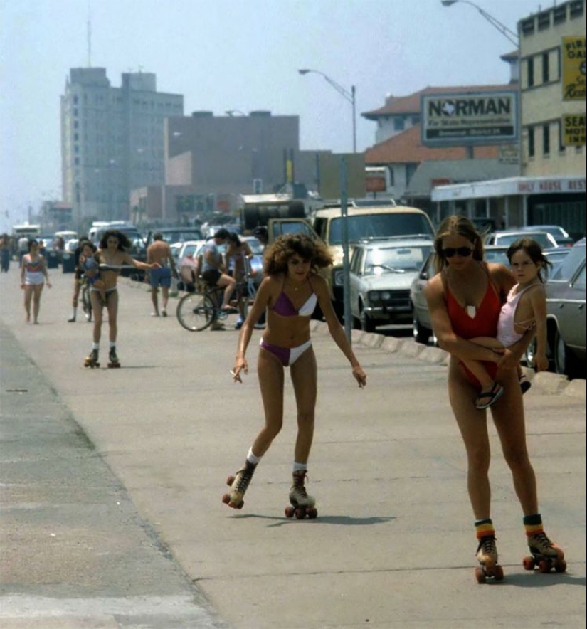 Young American women on the beaches of Texas in the 80s Young American women on the beaches of Texas in the 80s