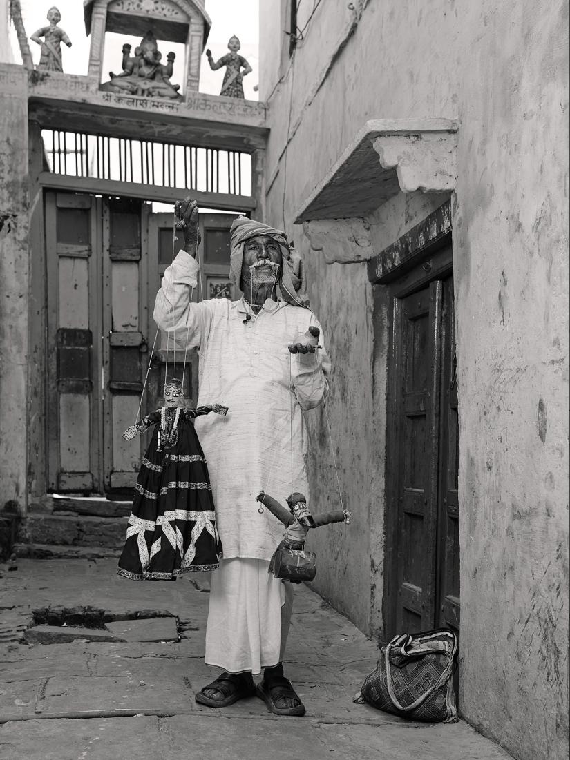 How to earn cleaner ears, a street astrologer and other representatives of vanishing professions in India